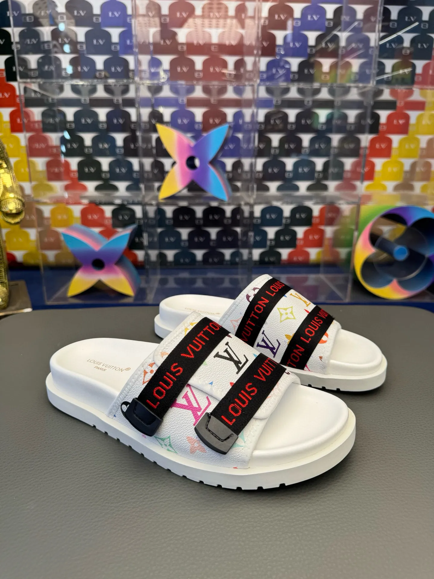 [L Home] P: 340💰Size: 38-45 Top purchasing lv men's summer slippers, classic presbyopia with soft real leather lining, unique color splicing effect, distinctive personality, fashionable and trendy essential style, light and comfortable. Lightweight and tough rubber insole, micro ridged foam outsole, super comfortable!